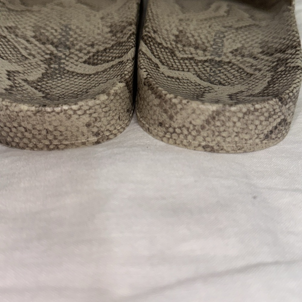 Reptile Pattern Slide Sandals - Picture 7 of 7
